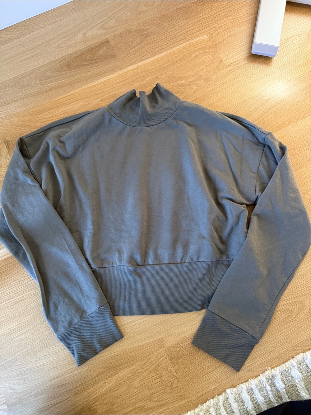 Mock Neck Cropped Sweatshirt in green gray - Picture 4 of 4